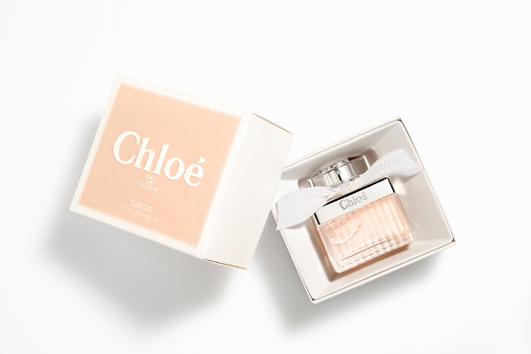 Chloe EDT 5 ml  น้ำหอมสำหรับผู้หญิง ผสมผสานกลิ่นกุหลาบหวานละมุนละไม เข้ากับความสดชื่นบางเบาจากเลมอนและมะกรูด ตอกย้ำภาพลักษณ์ของหญิงสาวผู้อ่อนหวานและสดใส โดดเด่นและมีความเป็นตัวของตัวเองสูง Top Notes: Bergamot, Lemon, Magnolia  Middle Notes: White Rose, Gardenia, Rose  Base Notes: Cotton Flower, Musk