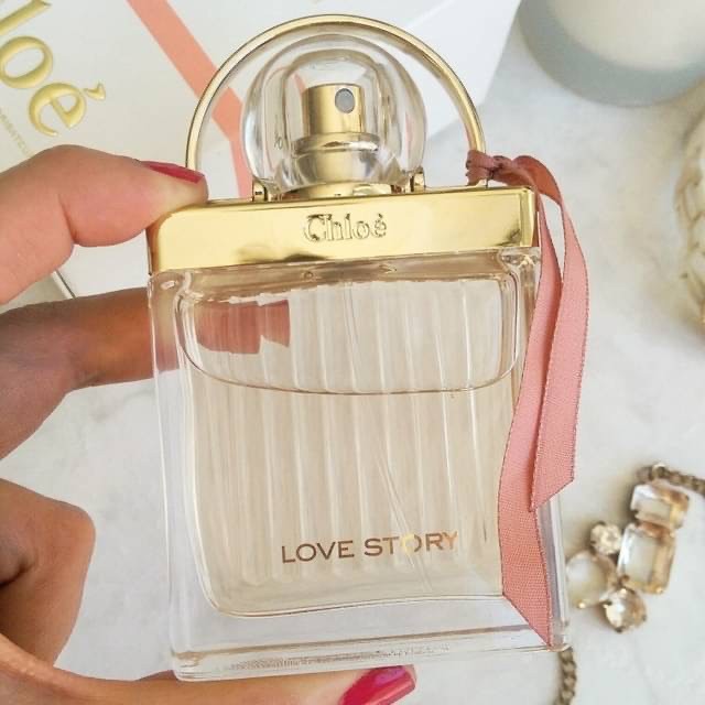 Chloe Love Story Eau Sensuelle EDP กลิ่นหอมอ่อนหวานและโรแมนติกของดอก Heliotrope ตัดกับกลิ่นของ sandalwood มาผสานบรรจุลงในขวดแก้ว